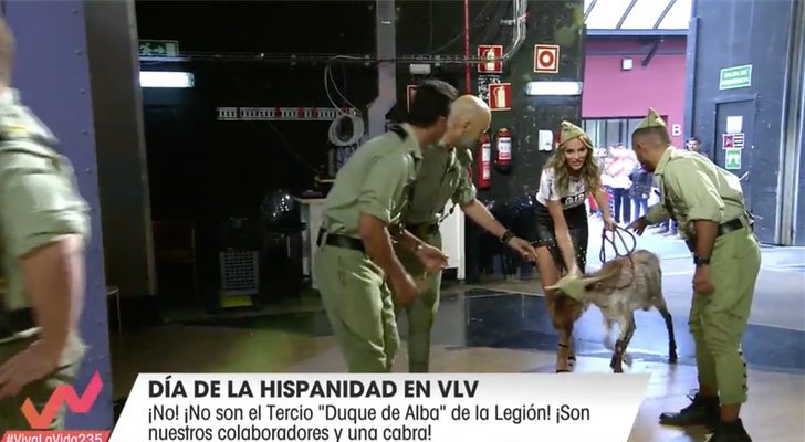 Los colaboradores de &#39;Viva la vida&#39;, entrando al plató disfrazados y con la cabra