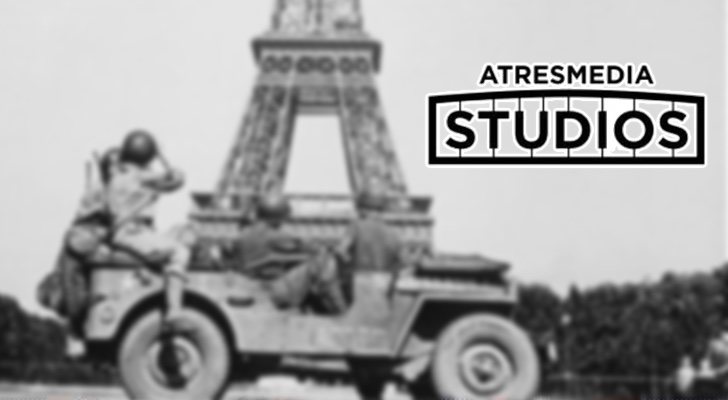 Militares junto a la Tour Eiffel y el logo de Atresmedia Studios, que prepara 'La nueve'