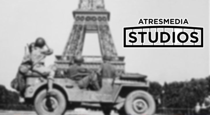 Militares junto a la Tour Eiffel y el logo de Atresmedia Studios, que prepara &#39;La nueve&#39;