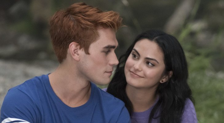 K.J. Apa y Camila Mendes en &#39;Riverdale&#39;