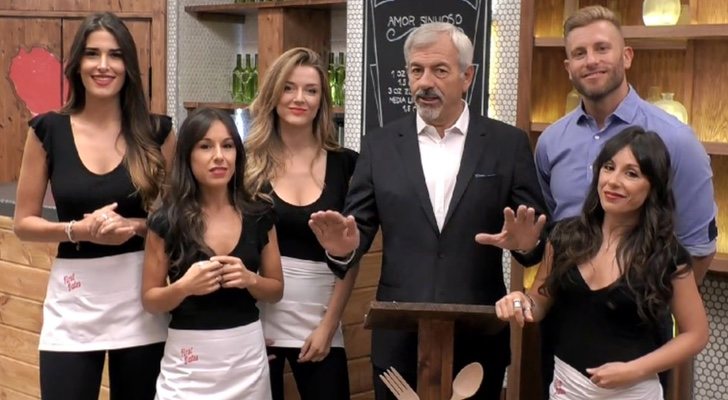 El staff de 'Firts Dates' preparado para el especial de 1.001 citas de amor