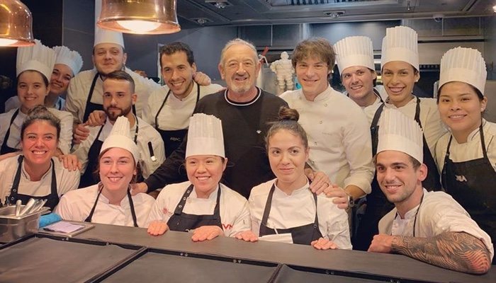 Karlos Arguiñado y Jordi Cruz, rodeados del equipo del ABaC