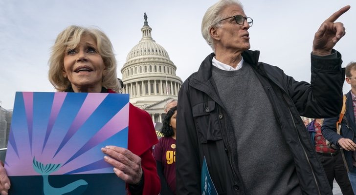 Jane Fonda y Ted Danson, en la protesta del viernes 25 de octubre