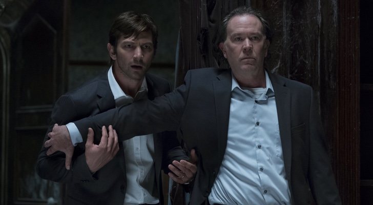 Michiel Huisman y Timothy Hutton en 'La maldición de Hill House'