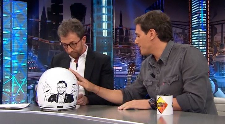 Pablo Motos recibe un casco como regalo de Albert Rivera en 'El hormiguero'