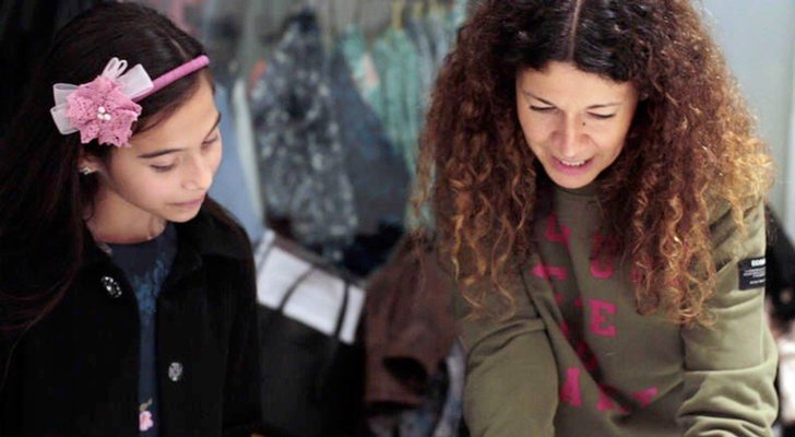 Melani García junto a Alma Aguilar, diseñadora del vestido de la cantante y sus coristas para Eurovisión Junior 2019