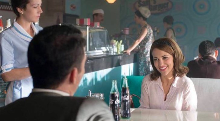 Escena de 'Velvet' con presencia de Coca-Cola