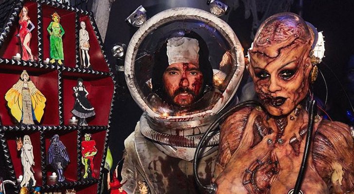 Heidi Klum posa disfrazada junto a una tarta con sus anteriores disfraces