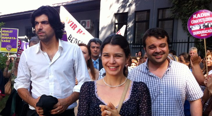 La protagonista de 'Fatmagül' recibe el apoyo de la gente durante el juicio contra sus violadores