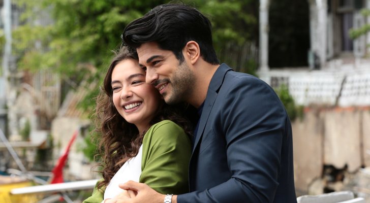 Kemal y Niham se abrazan en 'Kara Sevda (Amor eterno)'