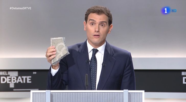 Albert Rivera muestra un adoquín en el &#39;Debate electoral del 4-N&#39;