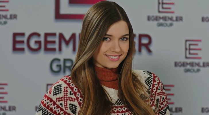 Afra Saraçoglu da vida a Ece en 'La señora Fazilet y sus hijas'