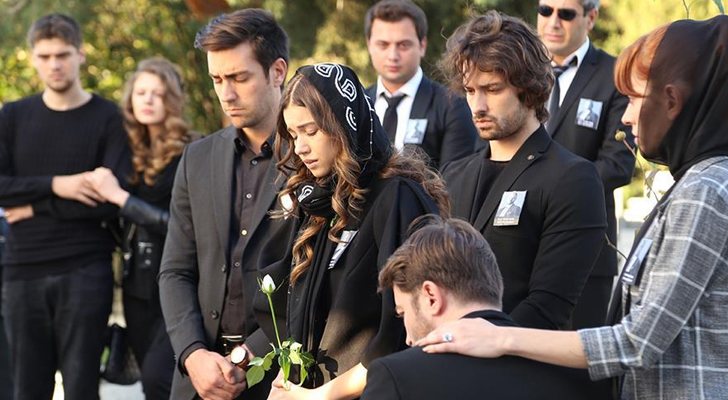 Yagiz, Ece, Sinan y más miembros de la familia Egemen en un cementerio de 'La señora Fazilet y sus hijas'