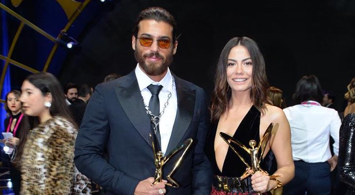Can Yaman y Demet Özdemir posan con sus premios Golden Butterlfly