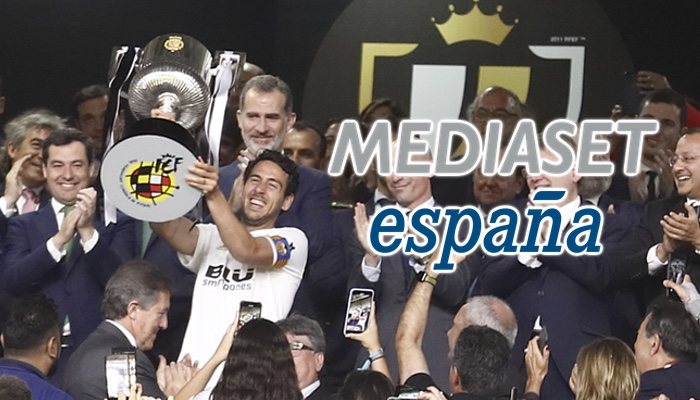 Parejo, capitán del Valencia CF, levanta la Copa del Rey 2018/19