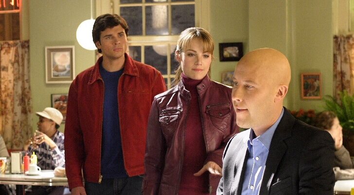 Tom Welling dando vida a Clark Kent en 'Smallville', junto a Erica Durance y Michael Rosenbaum
