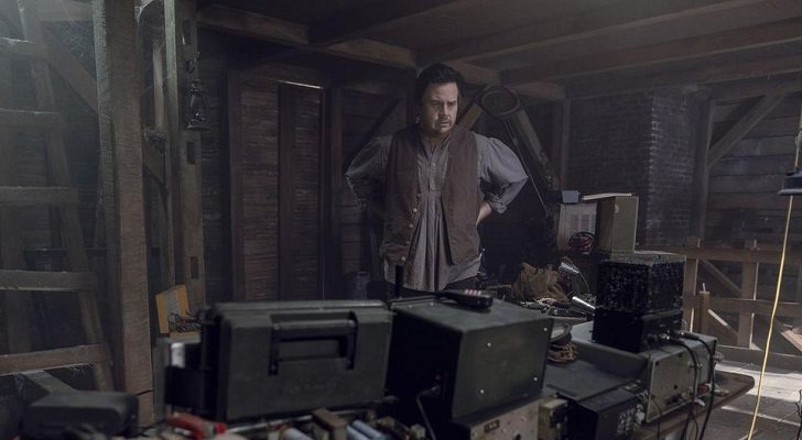 Eugene logra contactar por radio con una mujer en 'The Walking Dead'
