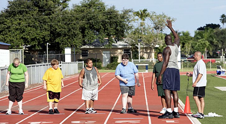 Shaquille O'Neal con los concursantes de 'Shaq's Big Challenge'
