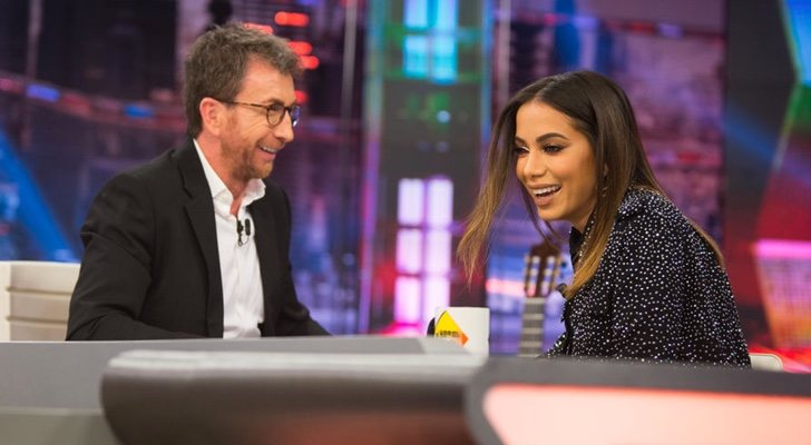 Anitta junto a Pablo Motos en 'El Hormiguero'
