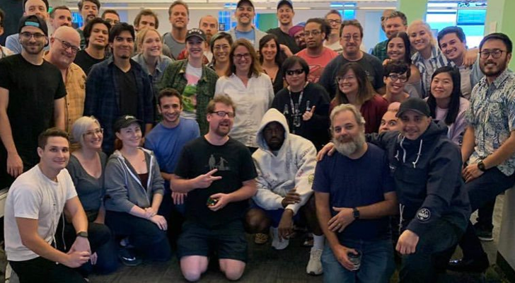 Kanye West en una foto de grupo junto al equipo de 'Rick y Morty'
