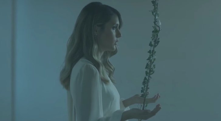 Sabela en el videoclip de "Despedida"