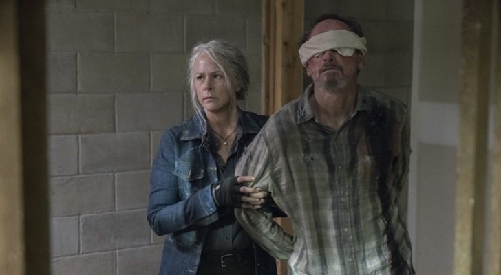 Carol con el Susurrador prisionero en 'The Walking Dead'