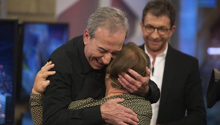 José Luis Perales abraza a Isabel al recibirla en 'El hormiguero'
