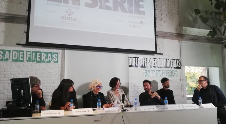 Mariola Cubells, entre los participantes de la mesa redonda de Guionistas en serie