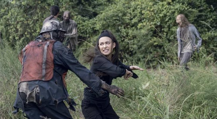 Rosita pelea contra un caminante en 'The Walking Dead'