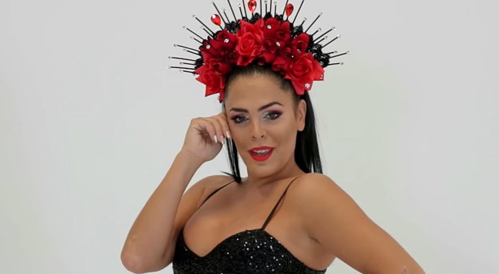 Amor Romeira en el videoclip de "Blanca Navidad"