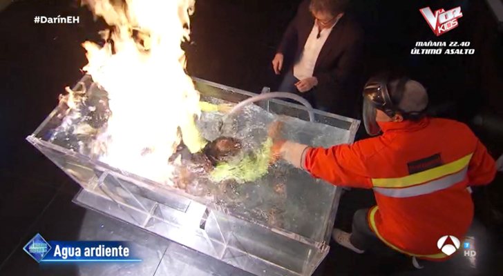 Pablo Motos se acerca al especialista para apartar las llamas durante un accidentado experimento en 'El hormiguero'