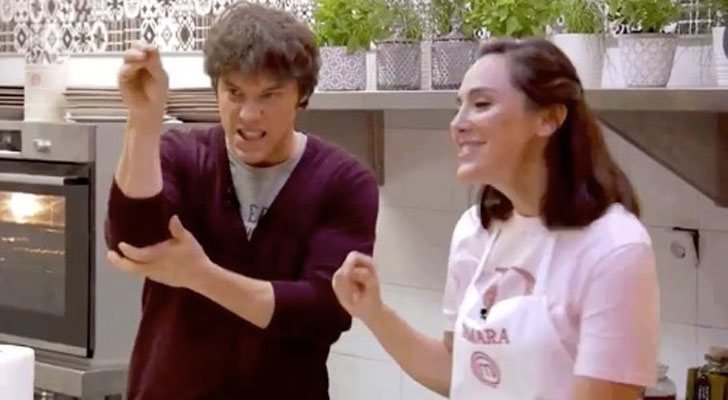 Jordi y Tamara bromean con la cobra