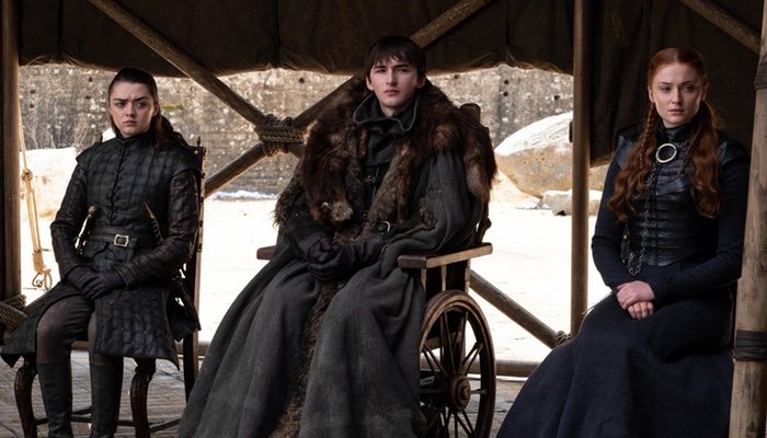 Bran, acompañado de sus hermanas Arya y Sansa