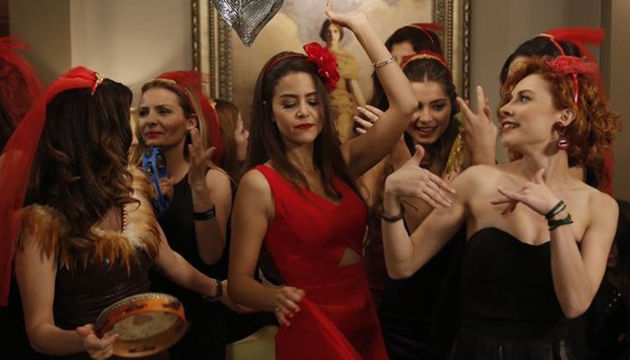 Leyla, Yesim y Defne se divierten en una fiesta en 'Inadina Ask'