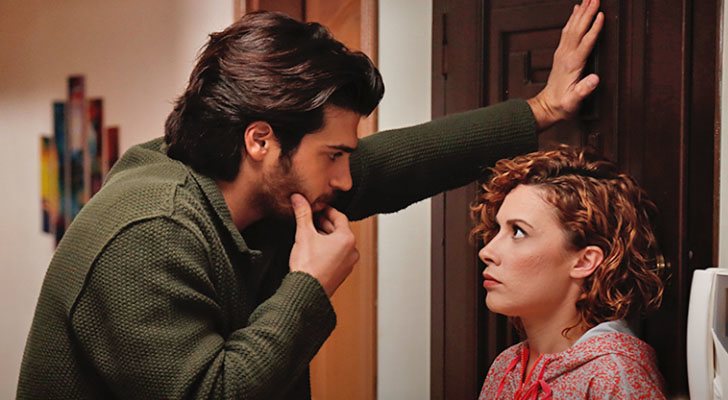 Can Yaman y Açelya Topaloglu como Yalin y Defne en 'Inadina Ask'