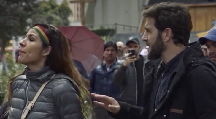 Gonzo intenta entrevistar a una boliviana en 'Salvados'