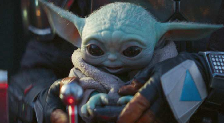 Baby Yoda en el regazo de Pedro Pascal, que encarna al protagonista de 'The Mandalorian', mientras éste conduce
