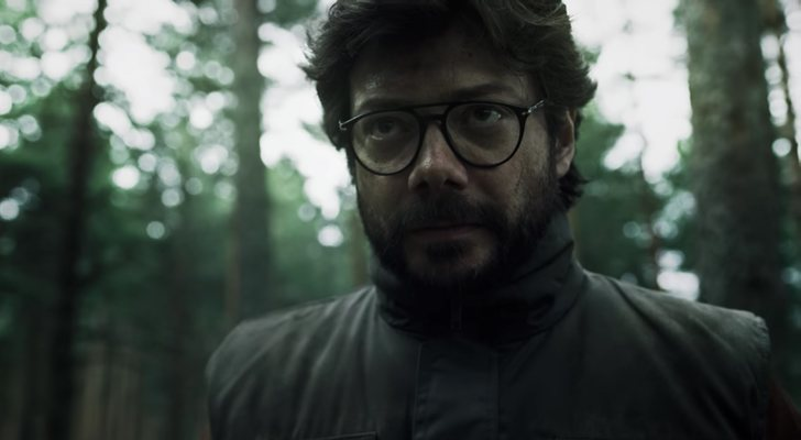 Álvaro Morte como El Profesor en el bosque en el que se encuentra al final de la parte 3 de 'La Casa de Papel'