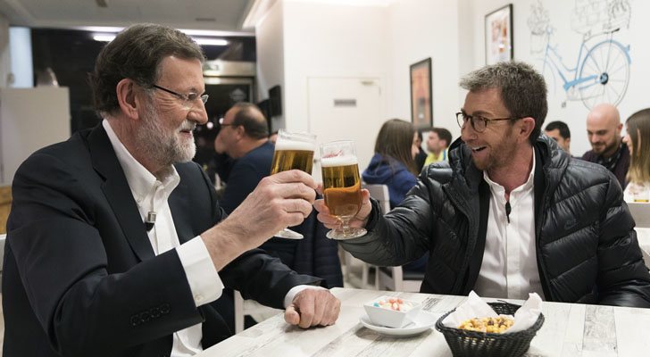 Mariano Rajoy y Pablo Motos se toman una caña durante la emisión de 'El hormiguero'