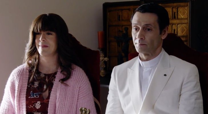 Alba y el padre Alejandro en 'La que se avecina'