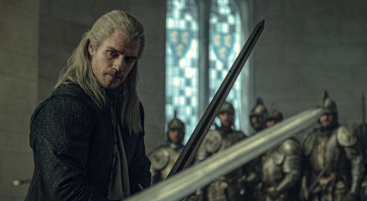 Henry Cavill durante un combate en 'The Witcher'