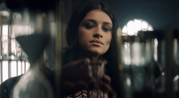 Anya Chalotra es Yennefer, la poderosa hechicera de 'The Witcher'
