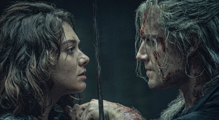 Geralt de Rivia se enfrenta a Renfri en 'The Witcher'