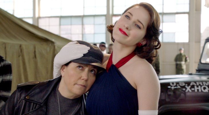 Alex Borstein y Rachel Brosnahan en 'The Marvelous Mrs. Maisel'