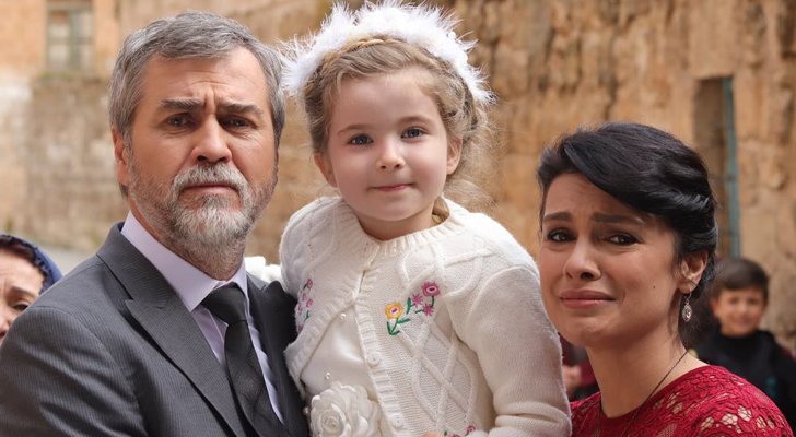 Hazar y Zehra, padres de Reyyan, junto a su hija menor, Gül, en 'Hercai'