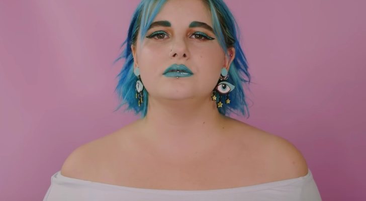 Marina Jade en un fotograma de &quot;Drinking Like I&#39;m Sober&quot;