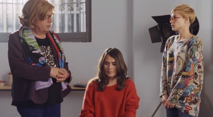 Anna Allen junto a Juan Echanove y Aura Garrido en la tercera temporada de 'Paquita Salas'