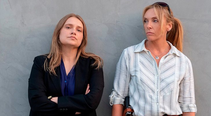 Las detectives Karen (Merritt Wever) y Grace (Toni Collette) en 'Creedme'