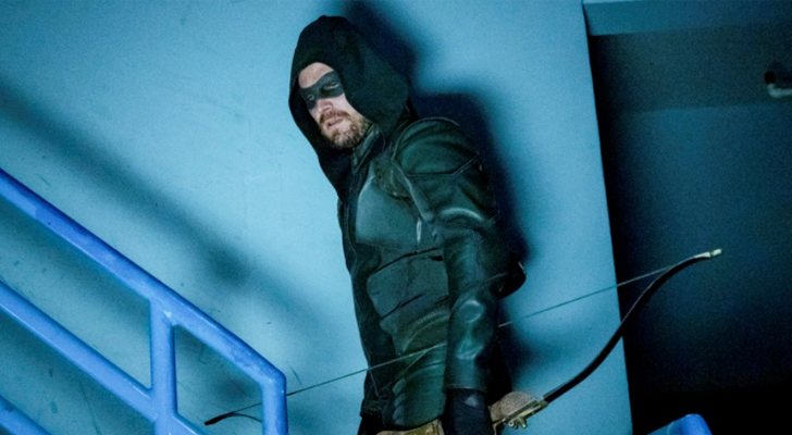 Stephen Amell como Oliver Queen