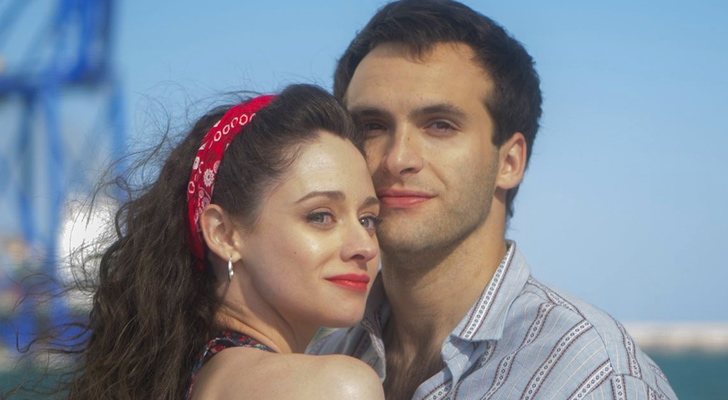 Karina (Elena Rivera) y Carlos (Ricardo Gómez) en &#39;Cuéntame&#39;